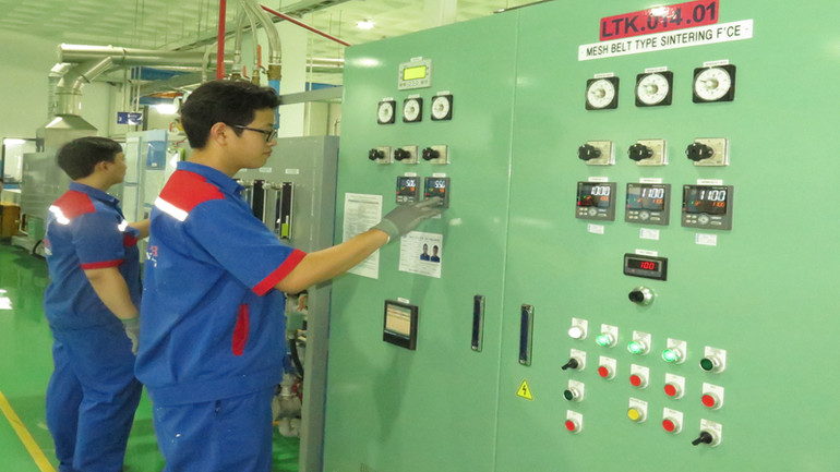 Công nhân kỹ thuật vận hành thiết bị trong Nhà máy cơ khí chính xác Duy Khanh.