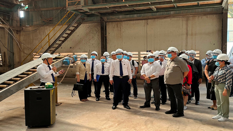 Đoàn công tác Bộ Nông nghiệp Philippines tham quan Nhà máy sản xuất phân bón Bình Điền Long An tại huyện Cần Đước (Long An).