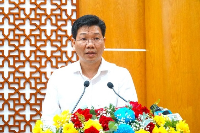 Phó Bí thư Tỉnh ủy Nguyễn Mạnh Hùng trình bày Dự thảo báo cáo sơ kết giữa nhiệm kỳ thực hiện Nghị quyết Đại hội Đảng bộ tỉnh lần XI.