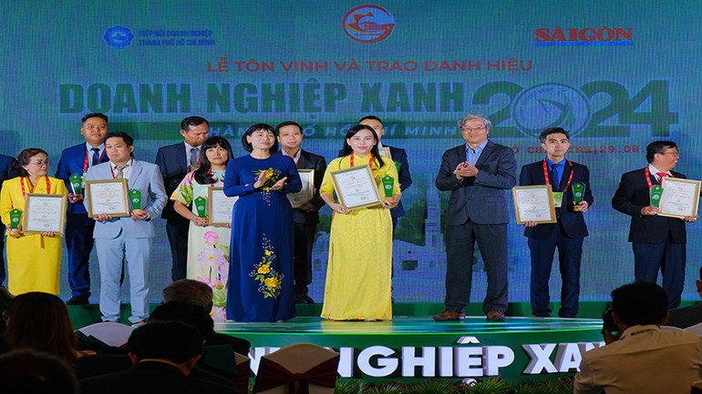 Đại diện Công ty Phát triển Kinh tế duyên hải (COFIDEC), đơn vị thành viên của SATRA, nhận danh hiệu “Doanh nghiệp xanh Thành phố Hồ Chí Minh” năm 2024