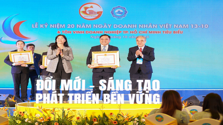 Ông Nguyễn Phúc Khoa, Chủ tịch Hội đồng quản trị VISSAN (đơn vị thành viên của SATRA) nhận danh hiệu ““Doanh nghiệp, Doanh nhân Thành phố Hồ Chí Minh tiêu biểu” năm 2024.