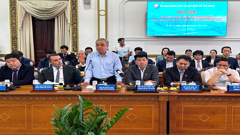 Chủ tịch Hiệp hội Doanh nghiệp thành phố (HUBA) Nguyễn Ngọc Hòa nêu kiến nghị tại buổi gặp gỡ. Chủ tịch Hiệp hội Doanh nghiệp thành phố (HUBA) Nguyễn Ngọc Hòa nêu kiến nghị tại buổi gặp gỡ.