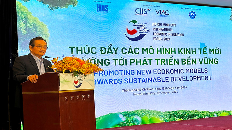 TS Trần Du Lịch, Phó Chủ tịch Trung tâm Trọng tài quốc tế Việt Nam phát biểu tại diễn đàn.