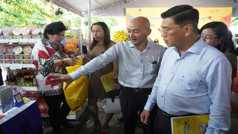 Phó Chủ tịch Ủy ban nhân dân Thành phố Hồ Chí Minh Nguyễn Văn Dũng (phải) tham quan các gian hàng tại buổi phát động chương trình. Phó Chủ tịch Ủy ban nhân dân Thành phố Hồ Chí Minh Nguyễn Văn Dũng (phải) tham quan các gian hàng tại buổi phát động chương trình.