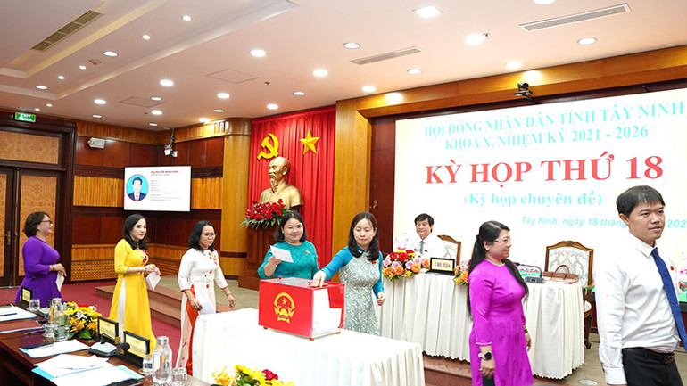 Các đại biểu Hội đồng nhân dân tỉnh Tây Ninh bỏ phiếu bầu Chủ tịch Hội đồng nhân dân theo thẩm quyền.