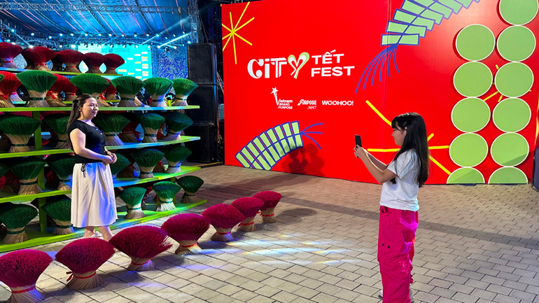 Người dân, khách du lịch chụp ảnh lưu niệm tại lễ hội.