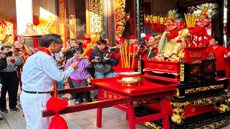 Đại diện Ban tổ chức thành kính dâng hương tưởng nhớ Quan Thánh Đế Quân tại Hội quán Nghĩa An (ảnh: HOÀNG LIÊM)