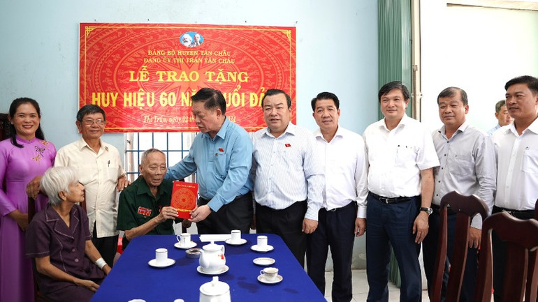 Đồng chí Nguyễn Trọng Nghĩa và đoàn công tác tặng quà Đại tá Lê Văn Trung.