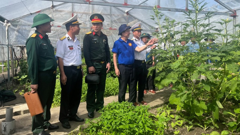 Đồng chí Huỳnh Thành Đạt tham quan vườn rau xanh trên đảo Sinh Tồn.