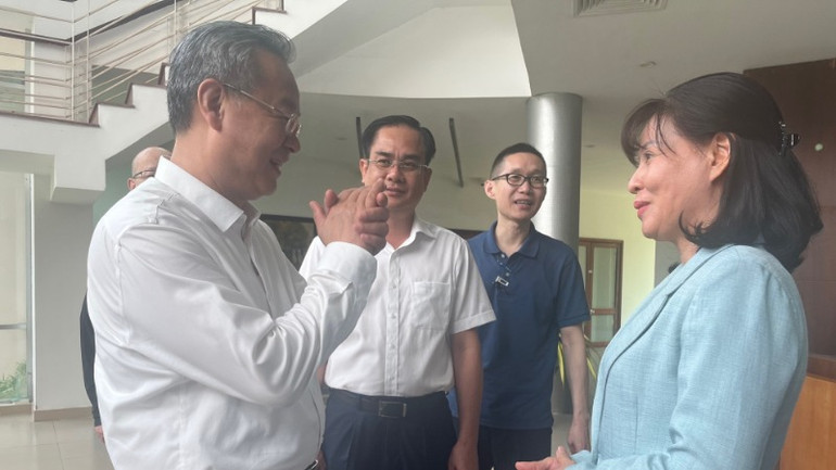 Đồng chí Trần Kiến Văn, Tổng Biên tập Nhân Dân nhật báo; đồng chí Nguyễn Thị Xuân Hương, Trưởng Ban Tuyên giáo và Dân vận Tỉnh ủy Tây Ninh; đồng chí Đoàn Minh Long, Bí thư Thị ủy Trảng Bàng, thăm một doanh nghiệp trong Khu công nghiệp Linh Trung 3.