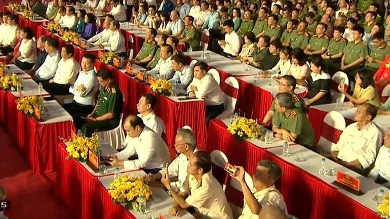 Khán giả xem chương trình.