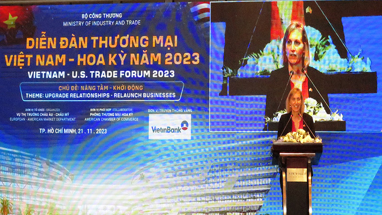 Bà Susan Burns, Tổng Lãnh sự Hoa Kỳ tại Thành phố Hồ Chí Minh phát biểu tại diễn đàn.