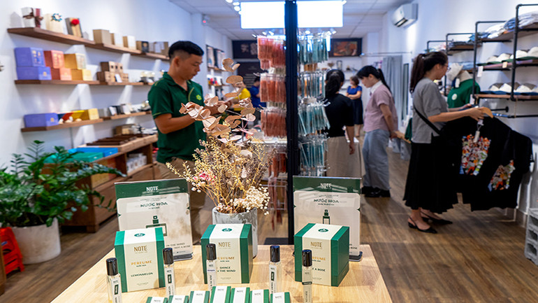 Du khách đang trải nghiệm tại cửa hàng Thương xá TAX 32 Đồng Khởi, quận 1.