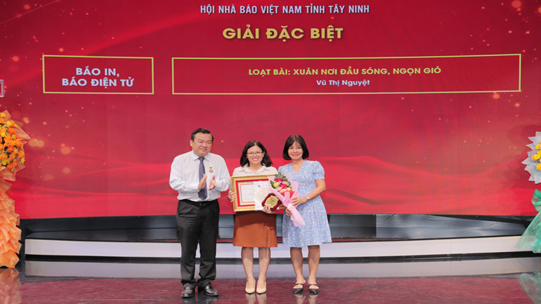 Đồng chí Phó Bí thư Thường trực Tỉnh ủy Tây Ninh Phạm Hùng Thái và đồng chí Trưởng Ban Tuyên giáo Tỉnh ủy Tây Ninh Nguyễn Thị Xuân Hương trao bằng khen cho phóng viên báo Tây Ninh nhân một sự kiện.