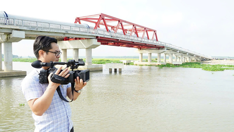 Phóng viên Báo Tây Ninh tác nghiệp tại hiện trường.