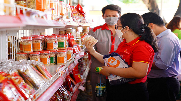 Công nhân, người lao động tìm mua hàng hóa thiết yếu được giảm giá tại phiên chợ trong chương trình.