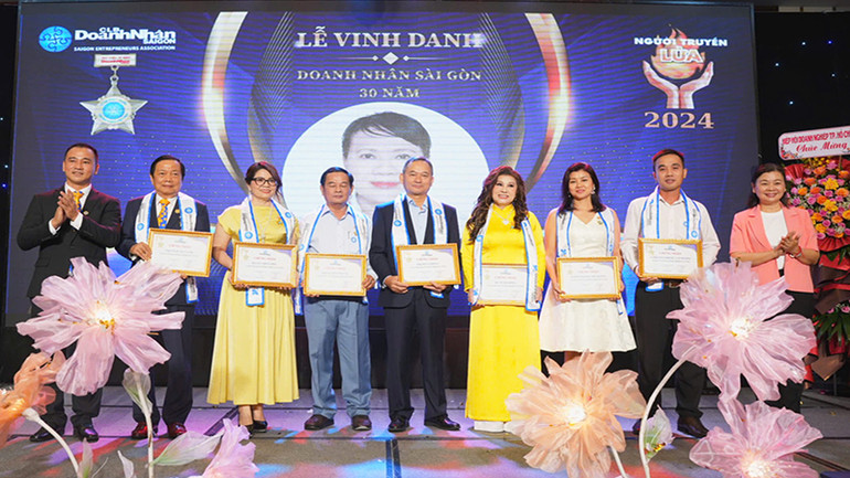 Vinh danh các doanh nhân đã lãnh đạo doanh nghiệp hơn 30 năm