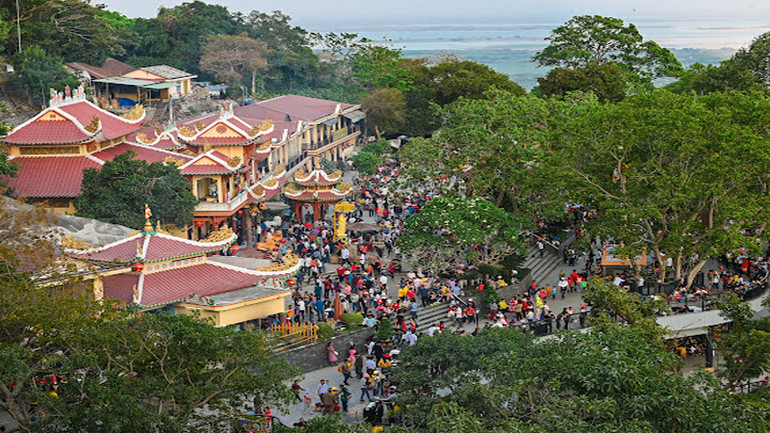 Du khách tham quan Núi Bà Đen.