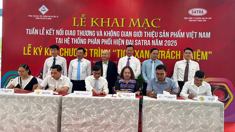 Đại diện SATRA và các doanh nghiệp ký kết biên bản ghi nhớ về hợp tác kinh doanh, tham gia Chương trình “Tick xanh trách nhiệm”. Đại diện SATRA và các doanh nghiệp ký kết biên bản ghi nhớ về hợp tác kinh doanh, tham gia Chương trình “Tick xanh trách nhiệm”.