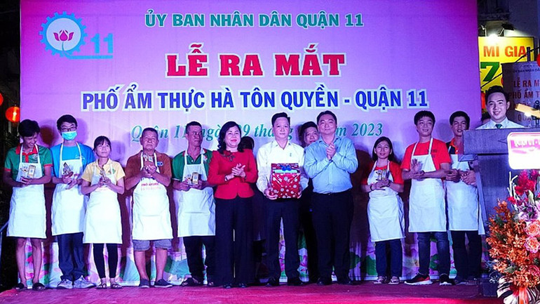 Lãnh đạo quận 11 trao quà tặng Tổ quản lý và các doanh nghiệp, hộ kinh doanh tại lễ ra mắt Phố ẩm thực Hà Tôn Quyền Lãnh đạo quận 11 trao quà tặng Tổ quản lý và các doanh nghiệp, hộ kinh doanh tại lễ ra mắt Phố ẩm thực Hà Tôn Quyền