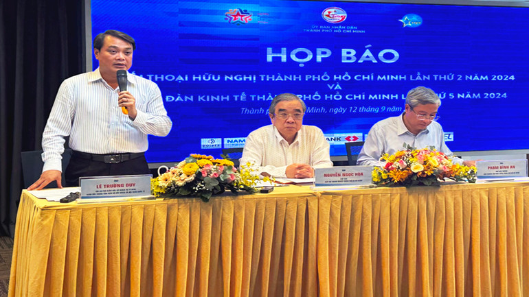 Ông Lê Trường Duy, Tập sự Phó Giám đốc Sở Ngoại vụ thành phố cập nhật những điểm mới của FD 2024. Ông Lê Trường Duy, Tập sự Phó Giám đốc Sở Ngoại vụ thành phố cập nhật những điểm mới của FD 2024.