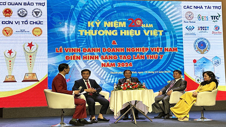 Các chuyên gia, lãnh đạo doanh nghiệp… chia sẻ ý kiến tại tọa đàm.