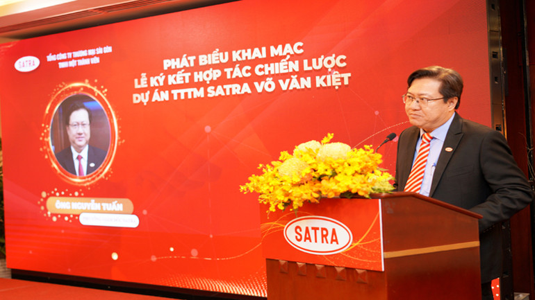 Phó Tổng Giám đốc SATRA Nguyễn Tuấn phát biểu tại buổi lễ ký kết.