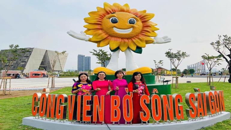 Người dân chụp hình lưu niệm tại Công viên bờ sông Sài Gòn ở thành phố Thủ Đức.