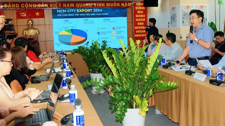 Giám đốc Trung tâm Hỗ trợ và Phát triển doanh nghiệp Thành phố Hồ Chí Minh (CSED) Lê Minh Trung thông tin về hội chợ.