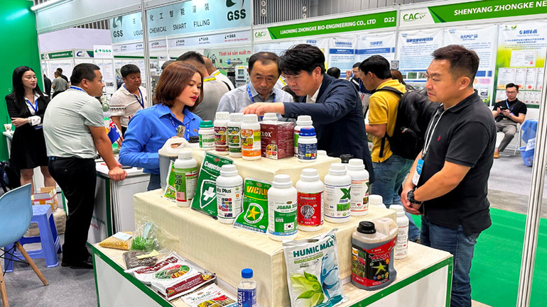 Khách tham quan tìm hiểu sản phẩm hóa chất tại triển lãm. Khách tham quan tìm hiểu sản phẩm hóa chất tại triển lãm.