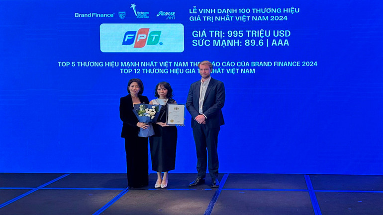 Ban tổ chức trao chứng nhận vinh danh các thương hiệu giá trị nhất Việt Nam năm 2024 cho đại diện Công ty cổ phần FPT