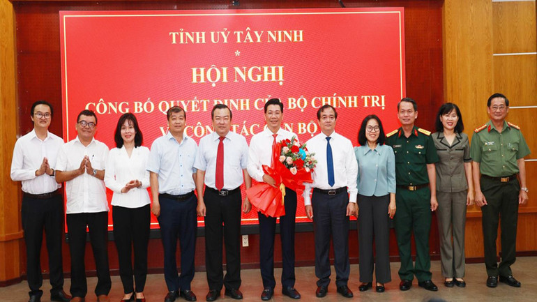 Phó Bí thư Thường trực Tỉnh ủy Tây Ninh Phạm Hùng Thái và Quyền Chủ tịch Ủy ban nhân dân tỉnh Tây Ninh Nguyễn Hồng Thanh cùng các đồng chí ủy viên Ban Thường vụ Tỉnh ủy tặng hoa chúc mừng Bí thư Tỉnh ủy Nguyễn Mạnh Hùng Phó Bí thư Thường trực Tỉnh ủy Tây Ninh Phạm Hùng Thái và Quyền Chủ tịch Ủy ban nhân dân tỉnh Tây Ninh Nguyễn Hồng Thanh cùng các đồng chí ủy viên Ban Thường vụ Tỉnh ủy tặng hoa chúc mừng Bí thư Tỉnh ủy Nguyễn Mạnh Hùng