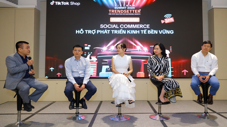 Các đại biểu, diễn giả tham gia cuộc tọa đàm tại sự kiện.