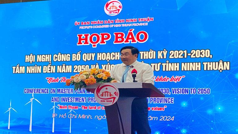 Phó Chủ tịch Ủy ban nhân dân tỉnh Ninh Thuận Trịnh Minh Hoàng giới thiệu nội dung chính của “Hội nghị công bố quy hoạch tỉnh thời kỳ 2021-2030, tầm nhìn đến năm 2050 và xúc tiến đầu tư tỉnh Ninh Thuận”.