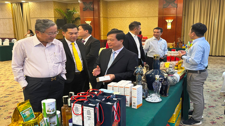 Các đại biểu tìm hiểu những đặc sản của Bình Định tại buổi gặp gỡ. (Ảnh: HOÀNG LIÊM)