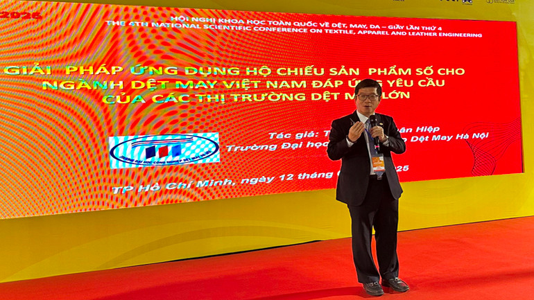 Tiến sĩ Hoàng Xuân Hiệp, Trường đại học Công nghiệp Dệt May Hà Nội, trình bày công trình nghiên cứu