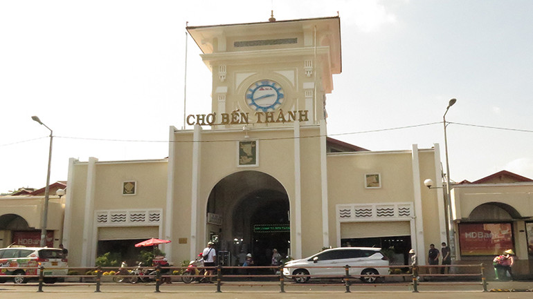 Chợ Bến Thành là điểm tham quan và mua sắm quen thuộc với nhiều du khách quốc tế khi đến Thành phố Hồ Chí Minh. Chợ Bến Thành là điểm tham quan và mua sắm quen thuộc với nhiều du khách quốc tế khi đến Thành phố Hồ Chí Minh.