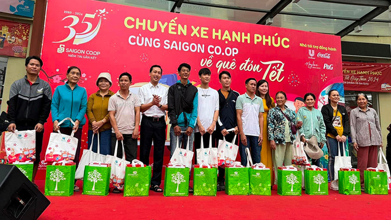 Lãnh đạo Saigon Co.op tặng quà hành khách trước giờ khởi hành “Chuyến xe hạnh phúc”.