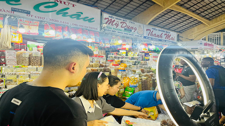 TikToker hướng dẫn, hỗ trợ tiểu thương livestream tối ngày 15/12.