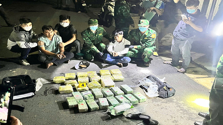 Bắt quả tang hai đối tượng Trần Văn Sướng và Lý Minh Thương.