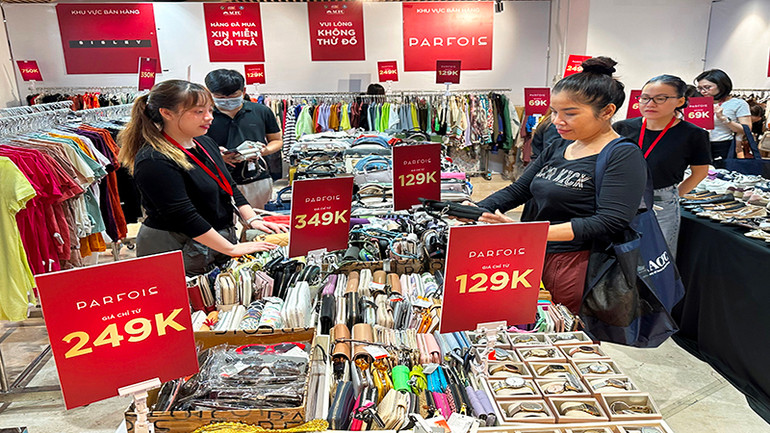 Người tiêu dùng chọn mua những sản phẩm “hàng hiệu” được giảm giá mạnh tại Trung tâm thương mại Union Square trong ngày 30/8.