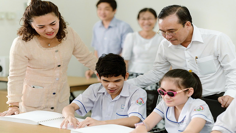 Các em học sinh khiếm thị thích thú với phương tiện học tập mới.