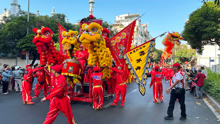 Một đoàn Lân-Sư-Rồng diễu hành trên đường phố tại lễ hội