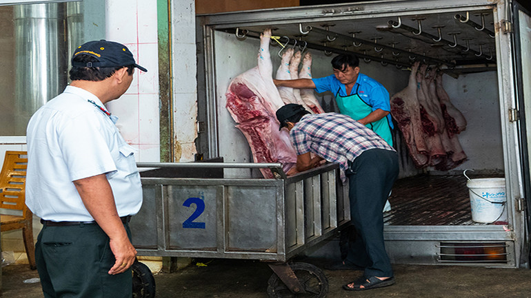 Hằng đêm, Công ty Chợ Binh Điền đều kiểm tra ngoại quan, cảm quan hàng hóa nhập vào chợ. Ảnh: SATRA