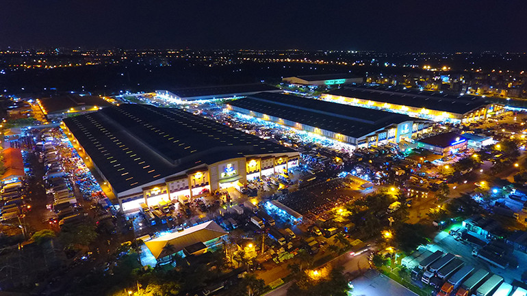 Chợ đầu mối Nông sản Thực phẩm Bình Điền về đêm
