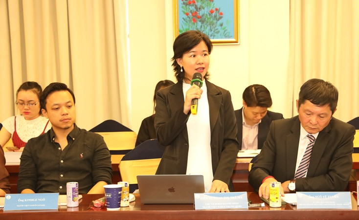 Một doanh nhân kiều bào phát biểu ý kiến tại hội nghị.