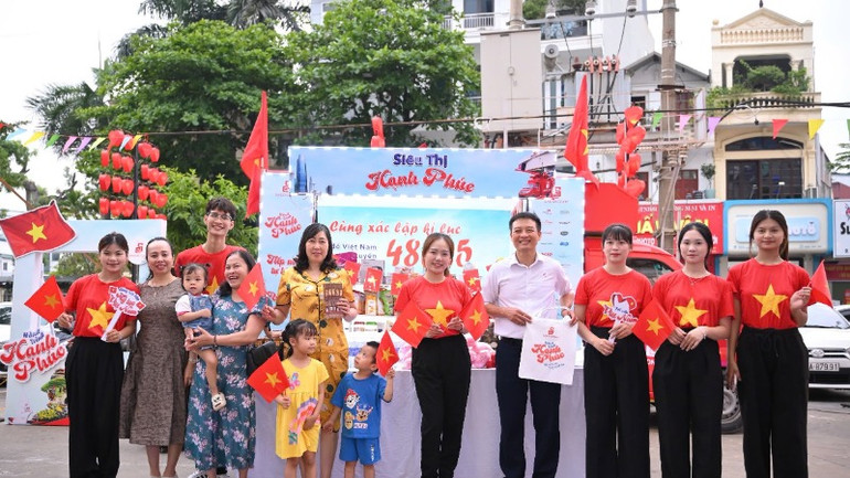 Chương trình “Hành trình hạnh phúc” diễn ra tại Siêu thị Co.opmart Bắc Giang, xác lập kỷ lục bản đồ Việt Nam trực tuyến bằng 50.000 bức ảnh. Chương trình “Hành trình hạnh phúc” diễn ra tại Siêu thị Co.opmart Bắc Giang, xác lập kỷ lục bản đồ Việt Nam trực tuyến bằng 50.000 bức ảnh.