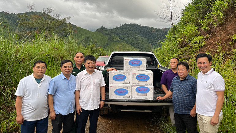 Lãnh đạo Báo Nhân Dân, Công ty cổ phần Đầu tư Lê Bảo Minh, Công ty TNHH Canon Marketing Việt Nam trao tặng 5 máy in cho các trường học của xã Na Ngoi