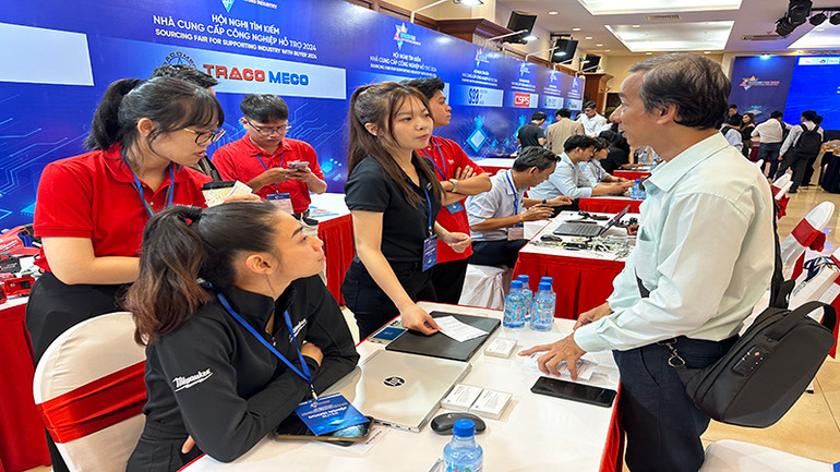 Một doanh nghiệp sản xuất công nghiệp hỗ trợ Việt Nam (phải) tiếp xúc với đại diện một doanh nghiệp FDI để tìm kiếm cơ hội hợp tác. Một doanh nghiệp sản xuất công nghiệp hỗ trợ Việt Nam (phải) tiếp xúc với đại diện một doanh nghiệp FDI để tìm kiếm cơ hội hợp tác.