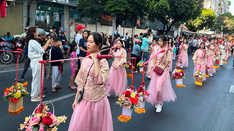 Nhóm “Kiều nữ gánh hoa” diễu hành tại lễ hội